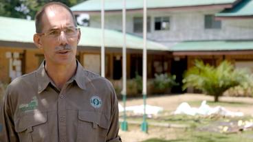 Patric Darcis, der Leiter Nationalparks des Odzala-Kokoua steht vor seinem Quartier.