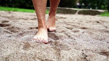 Nackte Füße im Sand