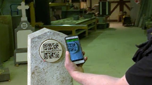 Bild: SWR Steinmetz Andreas Rosenkranz scannt einen QR-Code