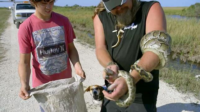 Dustin Crum und sein Assistent Zag haben eine Schlange gefangen