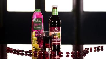 Bild: BR Alkoholgehalt in Traubensaft, Glas mit Traubensaft, Flasche mit Traubensaft