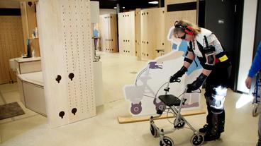 Bild: WDR Frau im Alterssimulationsanzug mit Rollator