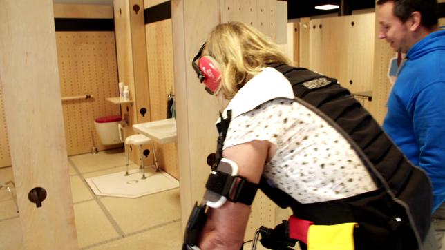 Bild: WDR Frau im Alterssimulationsanzug mit Rollator