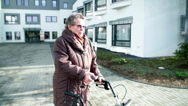 Bild: WDR Ältere Dame mit Rollator