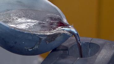 Bild: BR Aluminium wird in Form gegossen