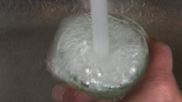 Bild: BR Wasser läuft in ein Glas