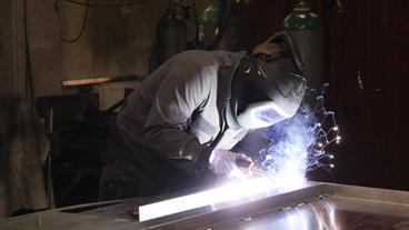 Bild: BR Aluminium-Schweißer bei der Arbeit in einer Werkstatt.