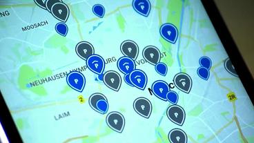 Bild: NDR Auf einem Smartphone werden freie Parkplätze in einer Stadt angezeigt