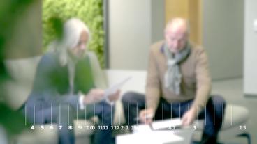 Bild: hr Zwei Männer schauen sich Fragebögen an.