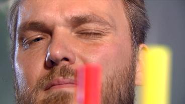 Bild: NDR Ein Mann schaut auf zwei Stifte