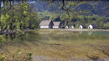Bild: NDR Rekonstruktion einer Mondsee-Siedlung.