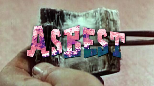 Eine Person hält einen Gegenstand in der Hand, davor steht in Großbuchstaben "Asbest".