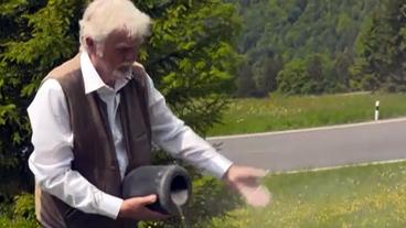 Bild: SWR Ein Mann streut Asche aus