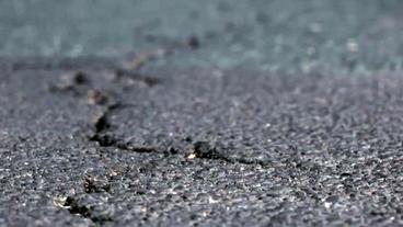 Bild: hr Risse im Asphalt einer Straße