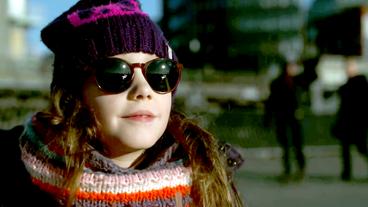 Bild: NDR Ein Kind mit einer Sonnenbrille