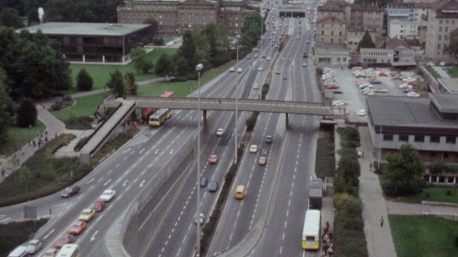 Mehrspurige Straße durch Stuttgart