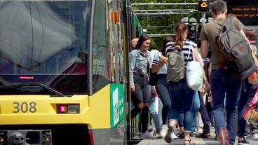 Menschen steigen aus der Stadtbahn.