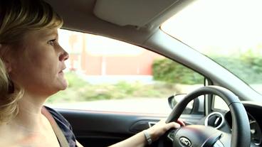 Bild: BR Frau am Steuer eines Mietautos