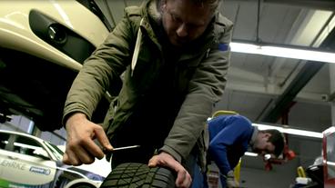 Reifen werden in einer Autowerkstatt gereinigt