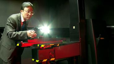Bild: NDR Prof. Khanh testet einen Autoscheinwerfer im Lichtlabor der TU-Darmstadt.