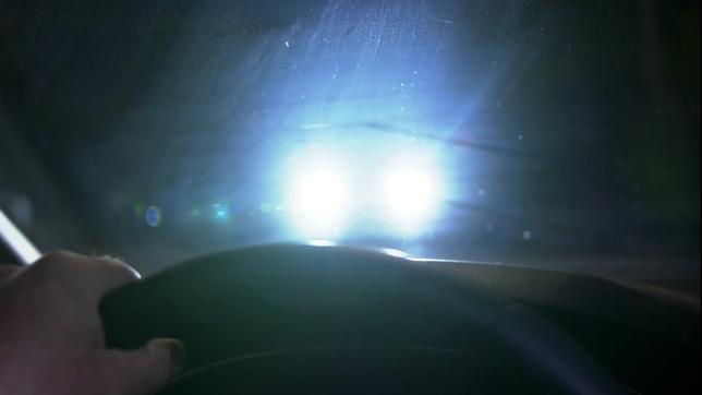 Bild: NDR Ein Autofahrer wird von einem entgegenkommenden Fahrzeug geblendet.