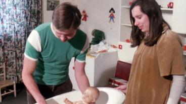 Bild: SWR Mann badet Babypuppe