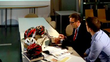 Bild: BR/Jan Kerckhoff Fahrradhelme werden untersucht