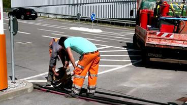 Bild: Park Here Energieautarke Sensorstreifen des Münchener Start Ups "Park Here" werden im Stellplatz eingebaut.