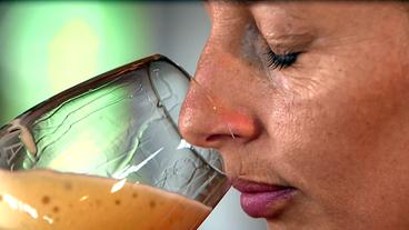Bild: BR Biersommelière Daniela Hartl riecht an einem Bier in einem Glas.