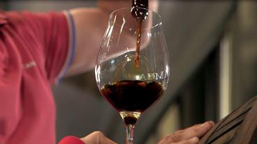 Bild: BR Mit einem Weinheber wird eine Bier-Probe aus dem Whiskey-Fass gezogen und ins Glas gefüllt.