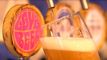 Bild: BR Love-Bier, ein hopfengestopftes Weißbier am Zapfhahn.
