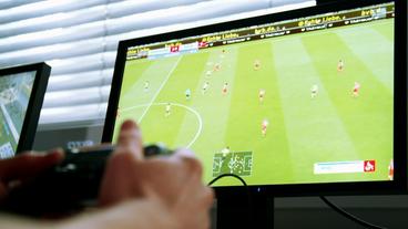 Bild: WDR FIFA-Spiel auf einem Computerbildschirm mit Playstation.