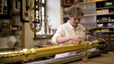 Hauchdünnes Blattgold wird aufgetragen.