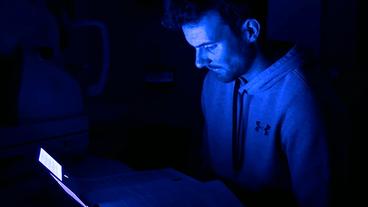 Bild: hr Porband vor einer blauen Lichtquelle