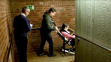 Bild: SWR Eine Person wird mt einem "Evac-Chair" die Treppe heruntergebracht.