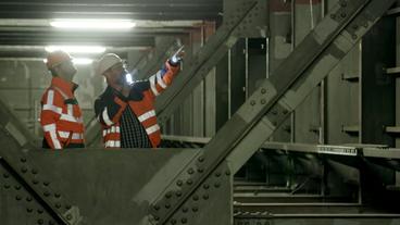 Zwei Mitarbeiter von "Straßen NRW" im Brückenkasten