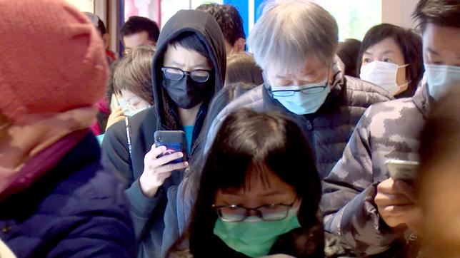 Menschen in Asien, dicht gedrängt mit Masken