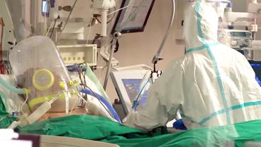 Bild: NDR Patient am Beatmungsgerät, Arzt in Schutzkleidung
