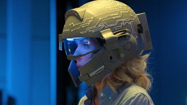 Frau mit neuartigem Militärhelm.