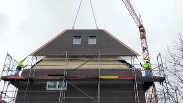 Bild: NDR Fassadenelemente vor einer Hausfassade an einem Kran.