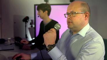 Bild: hr Projektleiter Florian Kirchbuchner spricht in ein Mikrofon