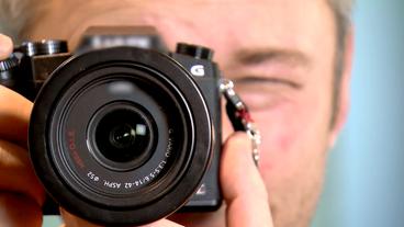 Bild: NDR Ein Mann fotografiert mit einer Digitalkamera