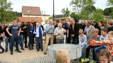 Bild: SWR Dorfbewohner stehen um einen Brunnen herum