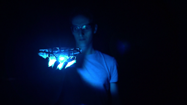 Gleißendes Licht in der Dunkelheit: eine Drohne mit LED-Licht 