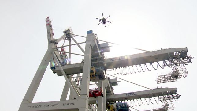 Bild: NDR Eine Drohne inspiziert im Hamburger Hafen eine Containerbrücke.