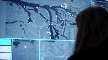Bild: NDR Eine Frau sitzt vor einem sehr großen Monitor, auf dem die aktuelle Position von Schiffe und Flugverkehrsteilnehmer im Hamburger Hafen verzeichnet ist.