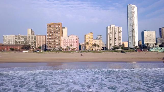 Meer, Strand und Gebäude in Durban, Südafrika.