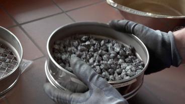 Bild: NDR Eine Probe mit Eisenerz-Pellets.