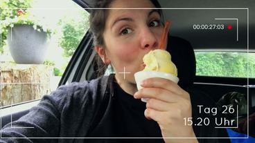 Testerin Lena isst ein Eis 