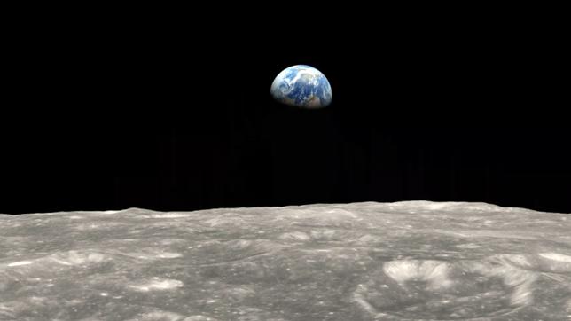 Bild: NASA Die Erde geht auf über der Mondoberfläche.